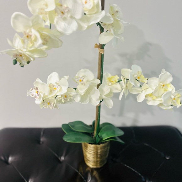 Gold decorative vase and decorative floral arrangement. - Picture 3 of 3